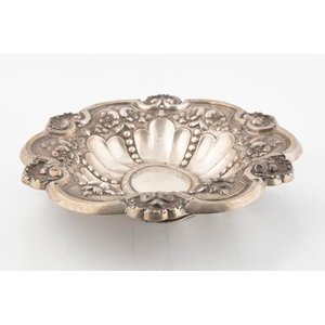 Lote anterior: Centro de Mesa Circular de Plata Labrada con Cuerpo Lobulado y Detalles Florales