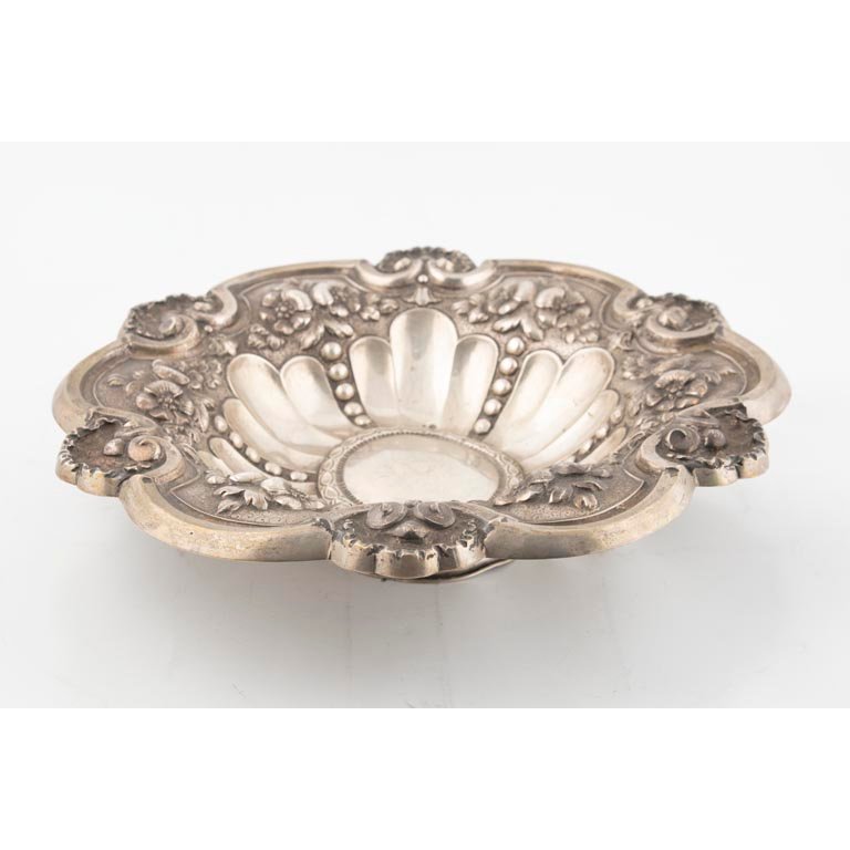 Centro de Mesa Circular de Plata Labrada con Cuerpo Lobulado y Detalles Florales