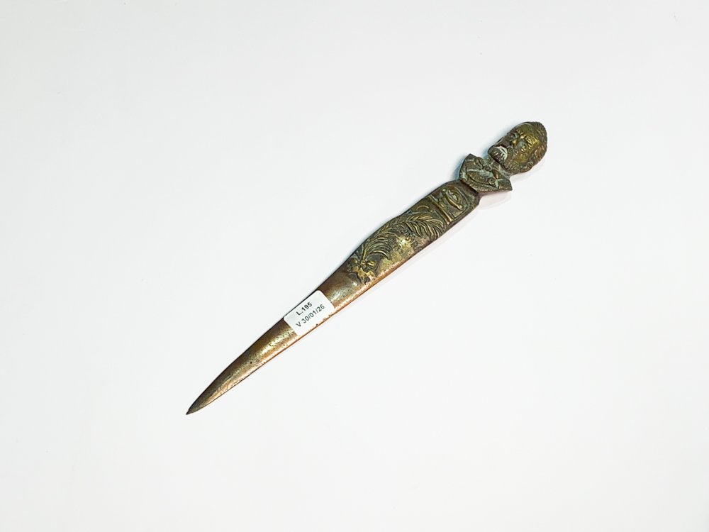 Lote anterior: Abrecartas en bronce con busto de Pasteur