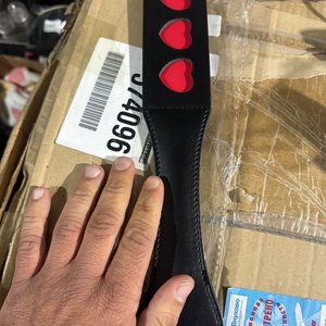Látigo de Cuero Negro con Corazones Rojos - imagen 2