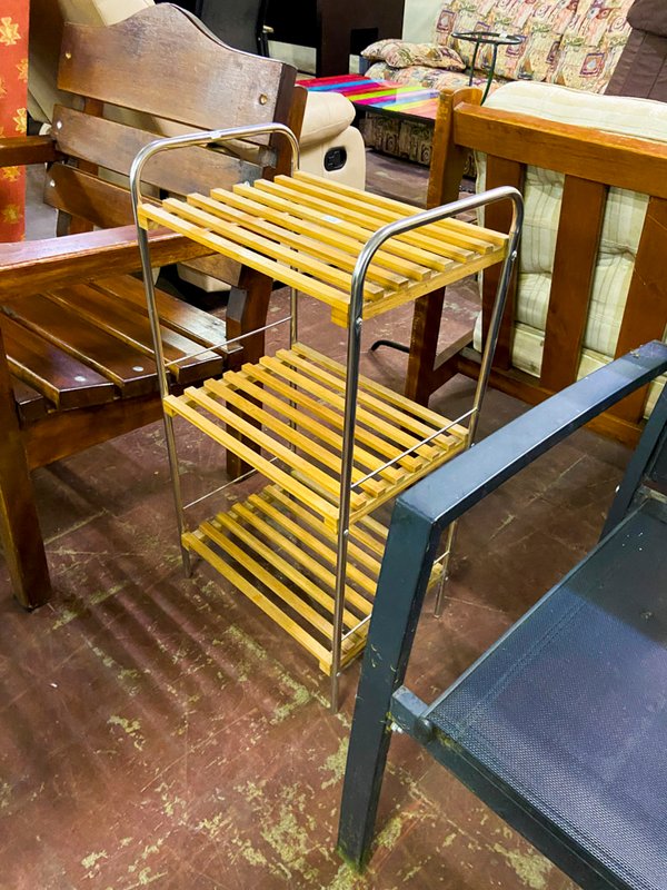 Estantería Metálica con Tres Niveles de Madera