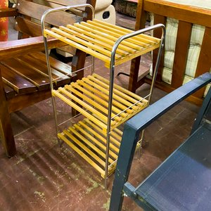 Lote siguiente: Estantería Metálica con Tres Niveles de Madera