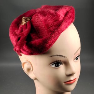 Boina Vintage "Liliana" Roja de Tela Afelpada con Aplique Metálico - imagen 4