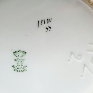 Juego de Loza Alemana Blanca con Guarda Dorada: Tetera, Cafetera y Lechera - imagen 3