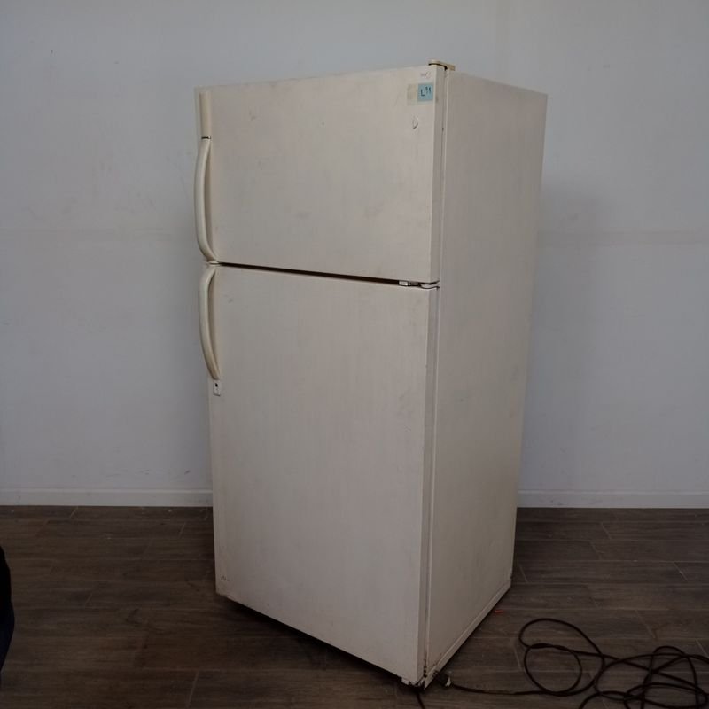 Heladera con freezer blanca marca Frigidaire - imagen 3