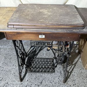 Máquina de Coser Singer Antigua con Mesa de Hierro Fundido - imagen 2