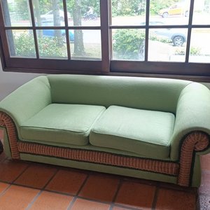 Sofá de 2 Cuerpos Tapizado en Tela Verde con Apliques de Ratan - imagen 6