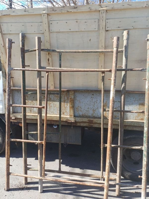 Lote de Andamios Metálicos: 5 Laterales y 12 Crucetas