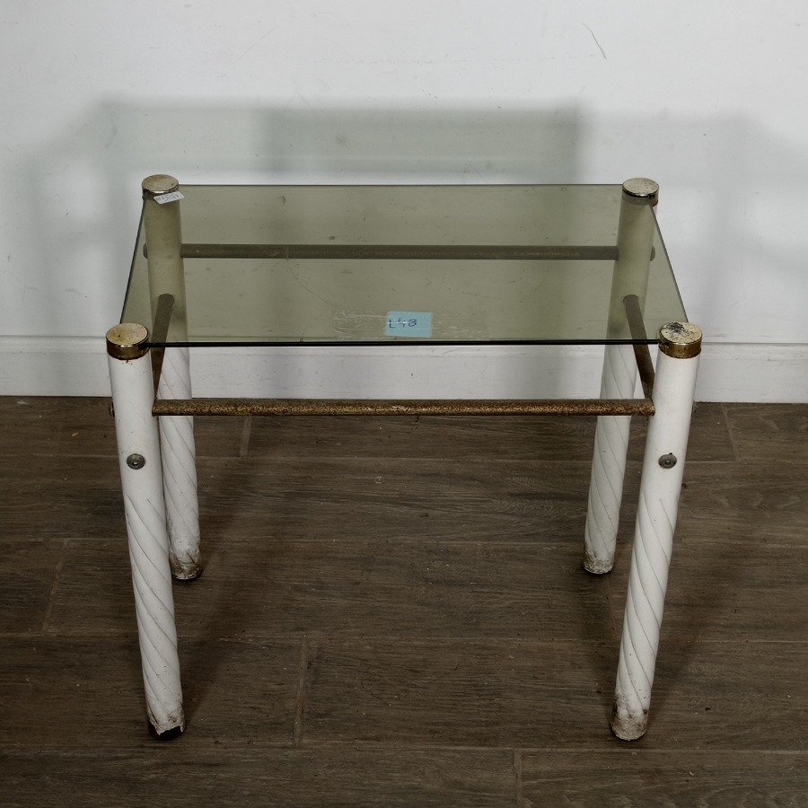 Lote siguiente: Mesa de caño y vidrio rectangular con detalles