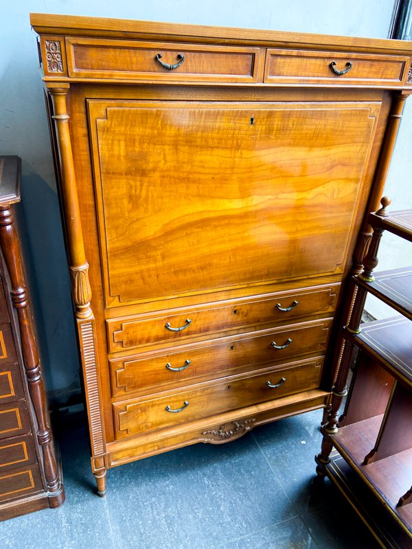Mueble Antiguo de Madera con Cajones y Compartimento Secreto