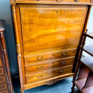 Lote anterior: Mueble Antiguo de Madera con Cajones y Compartimento Secreto
