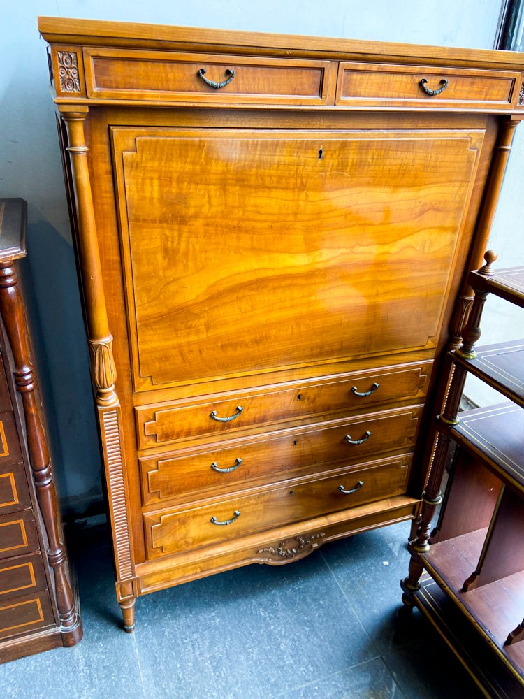 Mueble Antiguo de Madera con Cajones y Compartimento Secreto