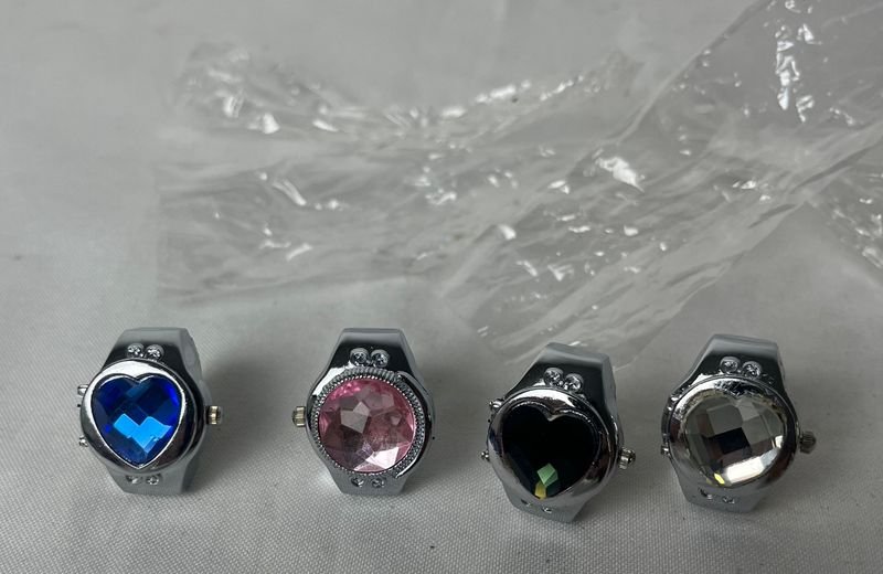 Lote anterior: Anillos de metal con gemas y diamantes