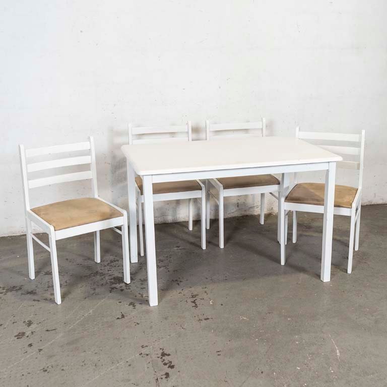 Lote anterior: Mesa de comedor y sillas de madera