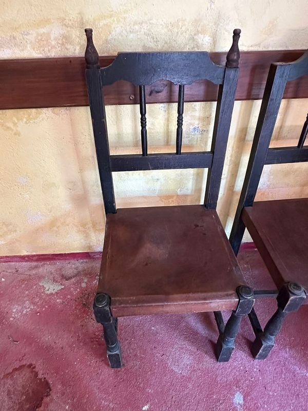Sillas de madera antigua con detalles en tela - imagen 3