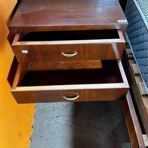 Lote siguiente: Mesa de Luz de Madera Oscura con Dos Cajones
