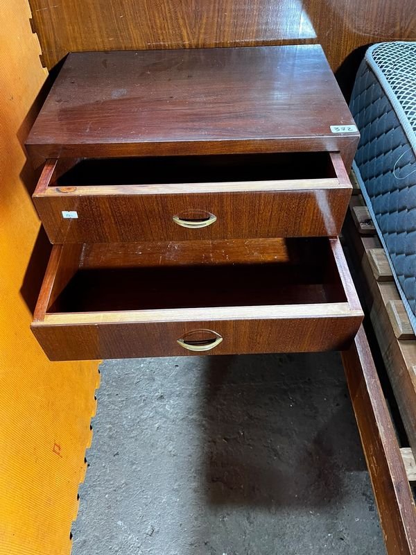 Mesa de Luz de Madera Oscura con Dos Cajones