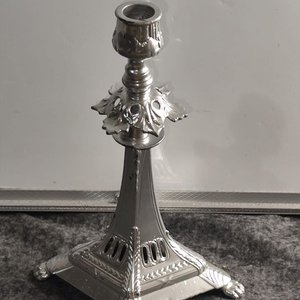Porta Velas de Metal Plateado Estilo Clásico - imagen 6