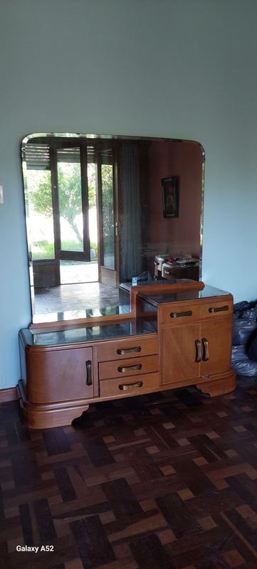 Lote siguiente: Art Deco Toilette con Espejo en Excelente Estado