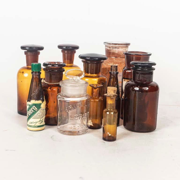 Lote de 12 Frascos de Farmacia Antiguos (Vidrio Ámbar y Transparente)