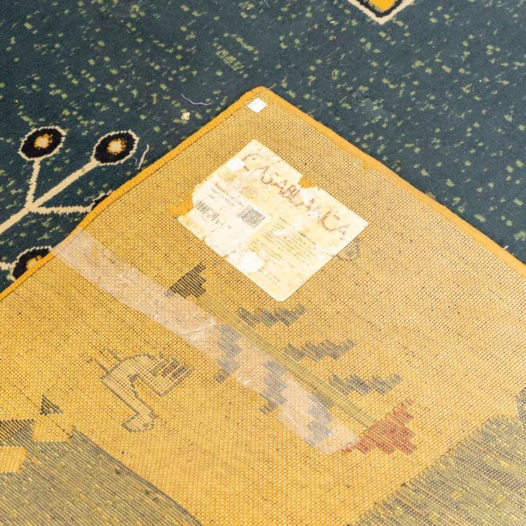 Alfombra acrílica con dibujos andinos sobre fondo azul y mostaza - imagen 3