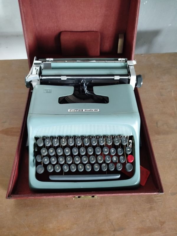 Máquina de escribir Olivetti en excelente condición - imagen 2