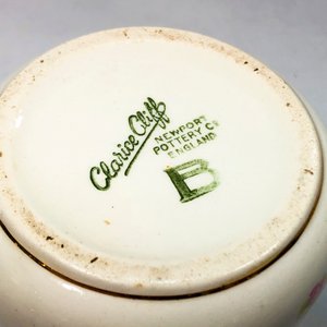 Jarra de Porcelana Inglesa Clarice Cliff con Personajes de Época y Guarda Dorada - imagen 4