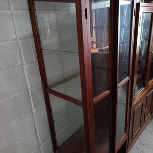 Vitrina Antigua de Madera con Puertas y Estantes de Vidrio - imagen 2