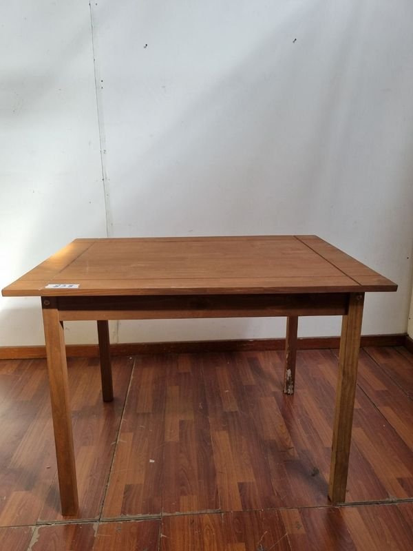Lote siguiente: Mesa de comedor en madera