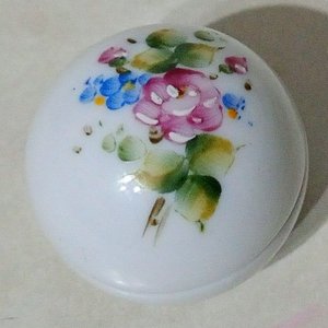 Pastillero de Porcelana Blanca con Tapa Esférica y Flores Pintadas a Mano - imagen 2