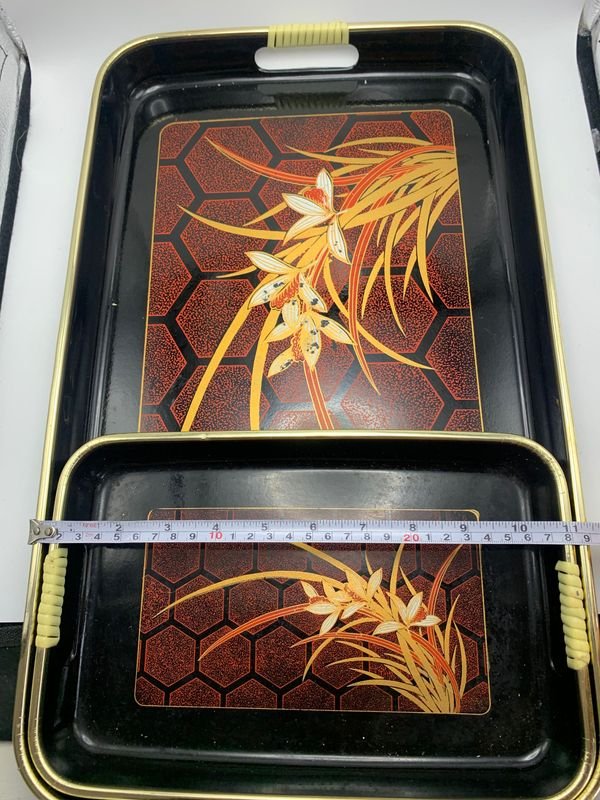 Juego de dos bandejas lacadas con diseño floral - imagen 4