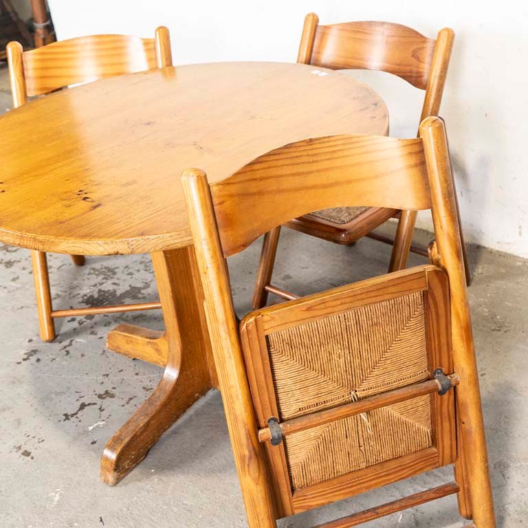 Mesa de comedor circular y tres sillas plegables en buen estado - imagen 3