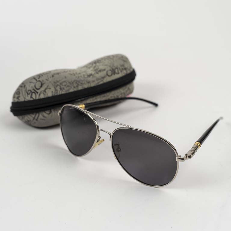 Lote anterior: Par de lentes de sol con estuche en buen estado