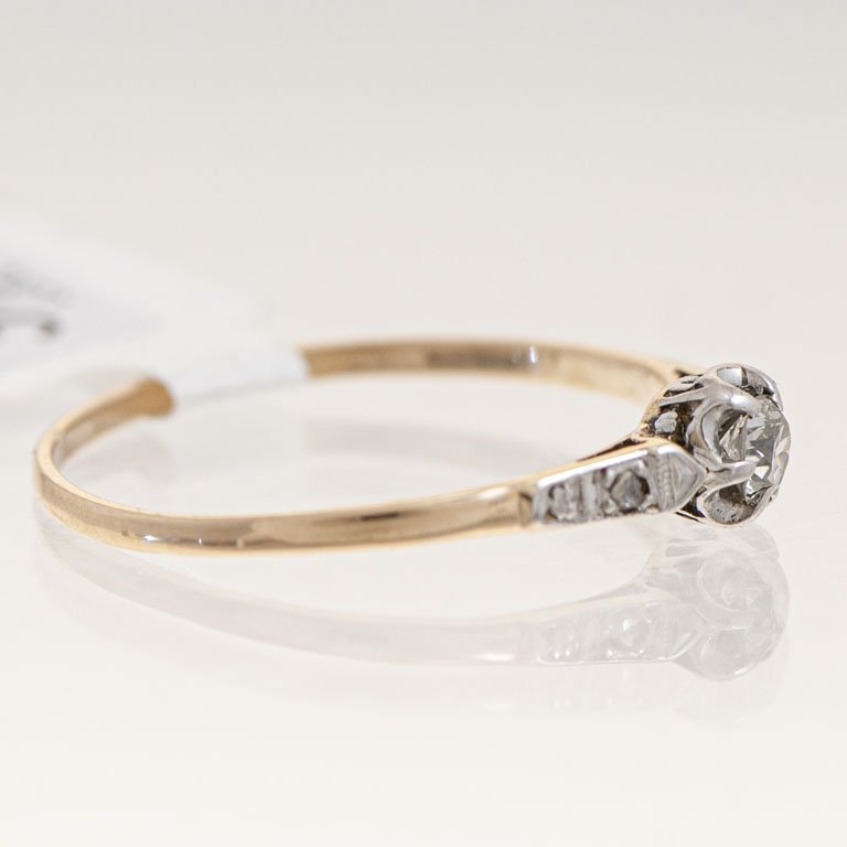 Anillo de oro con diamantes - imagen 2