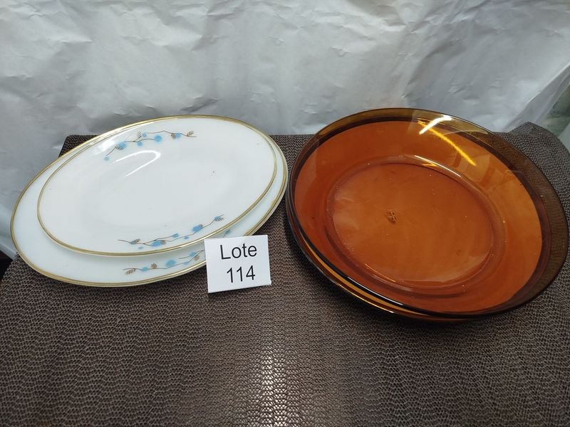 Lote de Cuatro Platos Grandes: Opalina, Refractario y Vidrio