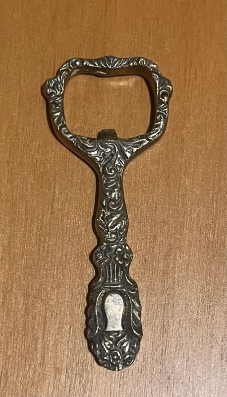 Destapador de Cerveza Antiguo de Plata con Diseño Labrado