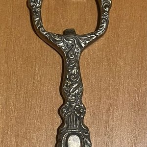 Lote anterior: Destapador de Cerveza Antiguo de Plata con Diseño Labrado