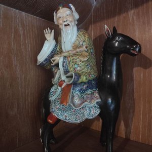 Lote siguiente: Figura de Porcelana China: Dios de la Longevidad a Caballo