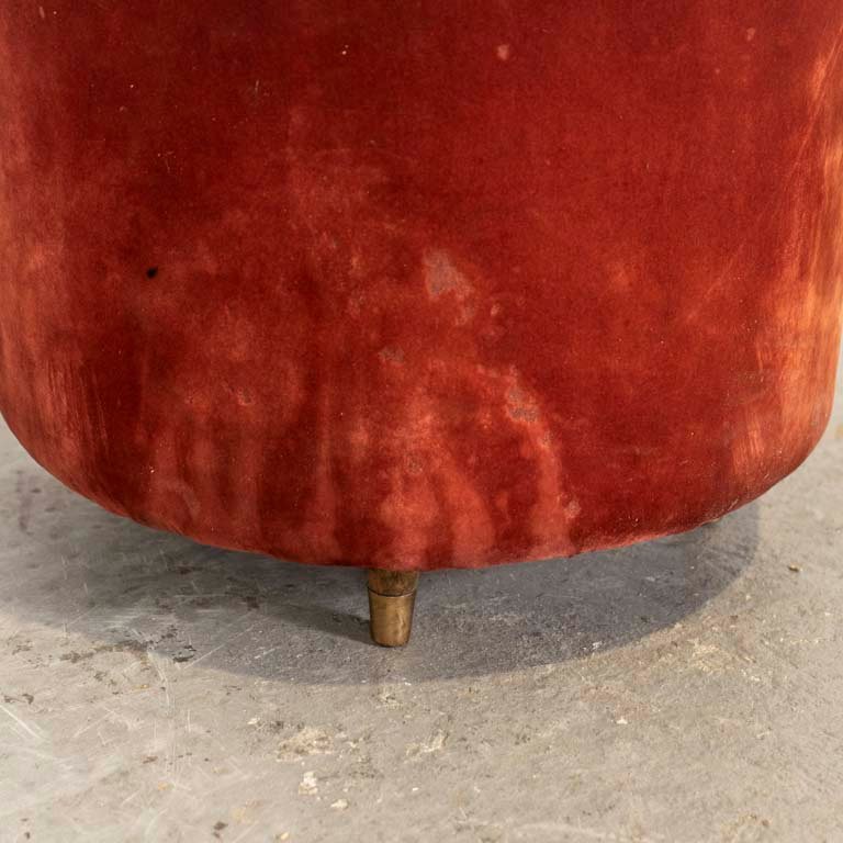 Puff cilíndrico de tapicería roja con patas de madera - imagen 3