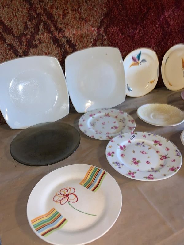 Lote siguiente: Lote de platos de cerámica y porcelana con diseños variados