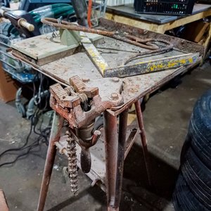 Lote de 4 morsas, dobladora de hierro y mesa de trabajo - imagen 2