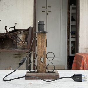 Lote anterior: Lámpara Artesanal de Mesa de Luz con Base de Madera y Metal