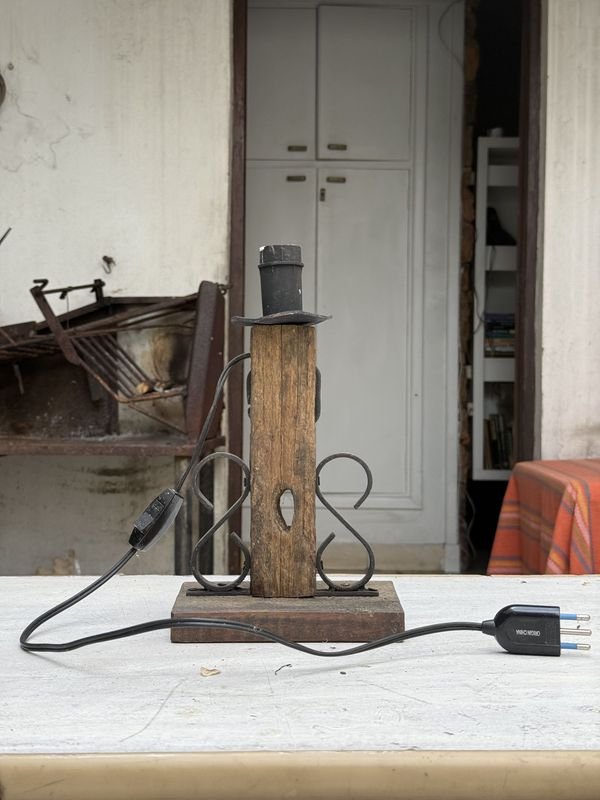 Lámpara Artesanal de Mesa de Luz con Base de Madera y Metal