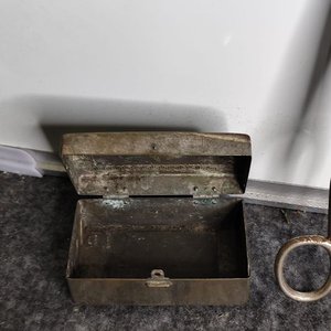 Lote de Objetos Antiguos: Tijeras, Caja Metálica, Taza y Herramientas - imagen 3