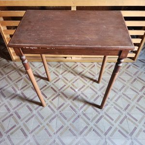 Mesa de Arrimo Delicada con Patas Torneadas - imagen 2