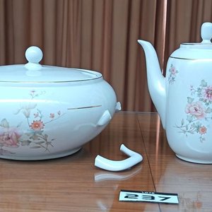 Juego de Porcelana Olmos con Rosas Rosadas y Filete Dorado - imagen 15
