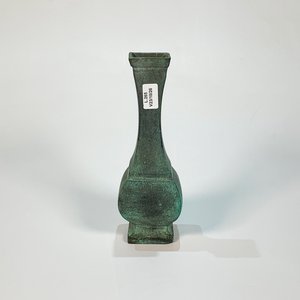 Lote anterior: Florero Metálico Verde Patinado Cuello Largo Cuadrado Icónico