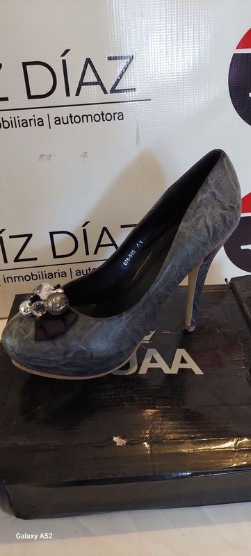 Zapatos de tacón alto en excelente condición - imagen 3