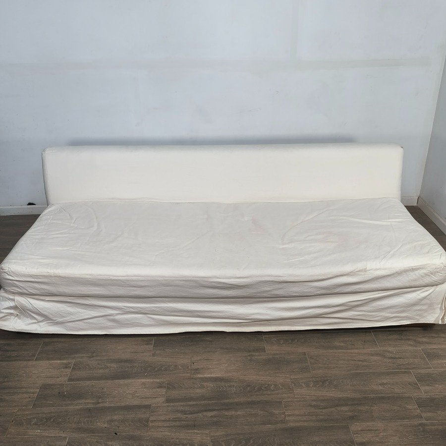 Sillón tipo camastro tapizado en Jean blanco con almohadones y patas de madera - imagen 5