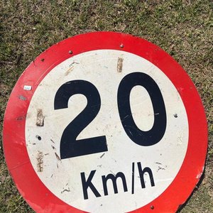 Lote siguiente: Cartel de señalización de 20 km/h